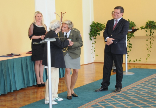 Dana Zátopková věnovala Báře zlatou medaili E. a D. Zátopkových