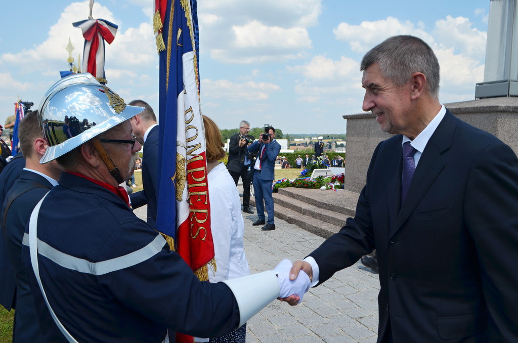 Premiér Andrej Babiš se zdraví s představitelem sdružení veteránů Francie