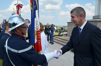 Premiér Andrej Babiš se zdraví s představitelem sdružení veteránů Francie