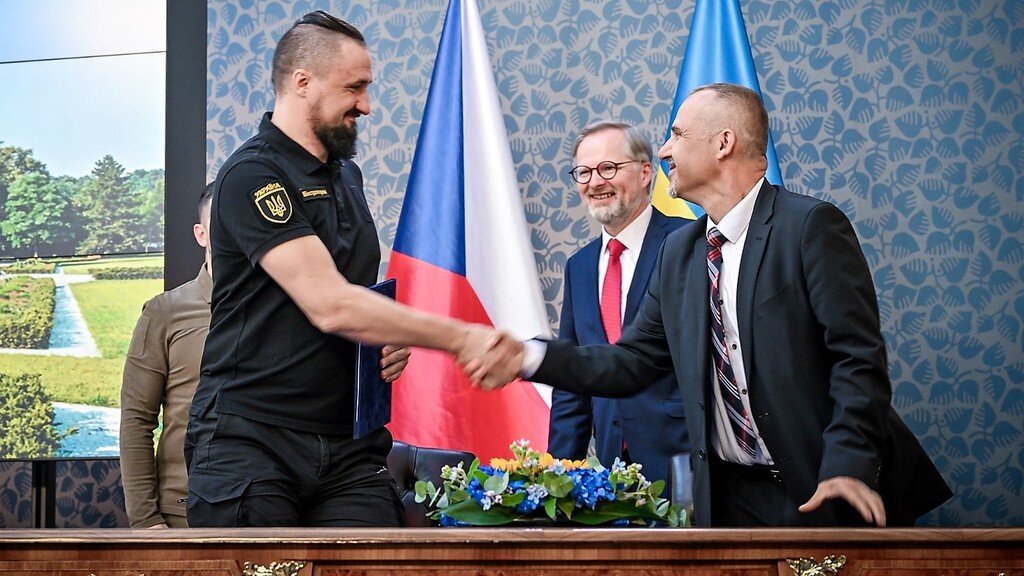 První náměstek ministryně obrany František Šulc a ukrajinský ministr pro strategická odvětví průmyslu Oleksandr Kamyšin dnes podepsali memorandum o porozumění 