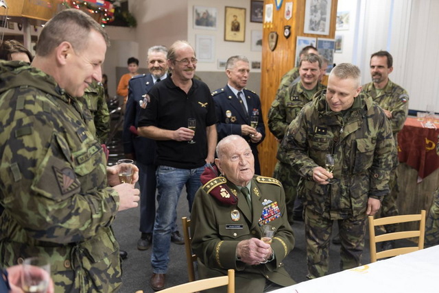 Generál Jaroslav Klemeš v Chrudimi u výsadkářů 1