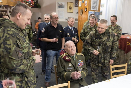 Generálporučík Jaroslav Klemeš oslavil 94. narozeniny i u výsadkářů v Chrudimi