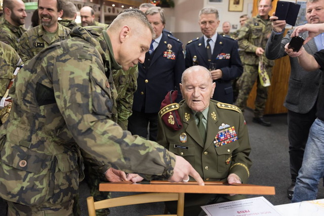 Generál Jaroslav Klemeš v Chrudimi u výsadkářů 2