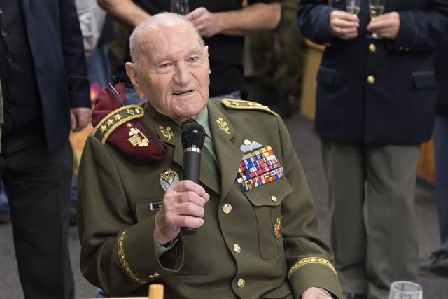 Generál Jaroslav Klemeš v Chrudimi s výsadkáři