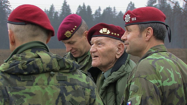 Generál Jaroslav Klemeš v Chrudimi u výsadkářů 4