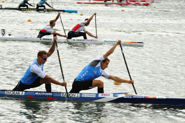 Deblkanoisté získali  bronzové medaile na 1 000 m a 500 m
