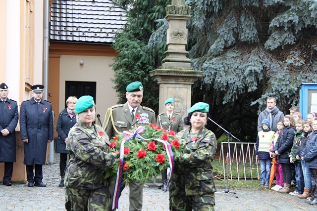 Delegace Krajského vojenského velitelství Zlín v popředí s plukovníkem gšt. Ing. Radkem Hennerem