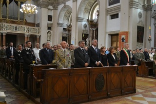 Delegace ministerstva obrany během mše v Hlavním kostele na Markettiho náměstí v Arcu