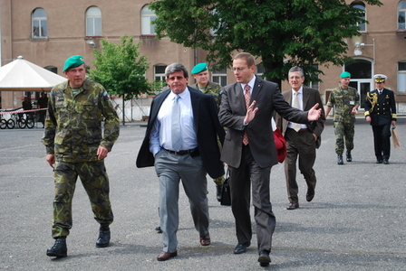 Delegace z Peru při prohlídce Kasáren 6. října v Liberci.