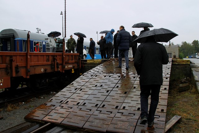 Delegáti se podrobně seznámili s rampou UNOR, ale i s využívanými způsoby přepravy techniky a materiálu AČR