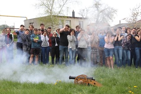 Dělostřelci zahájili svůj program výstřelem z děla