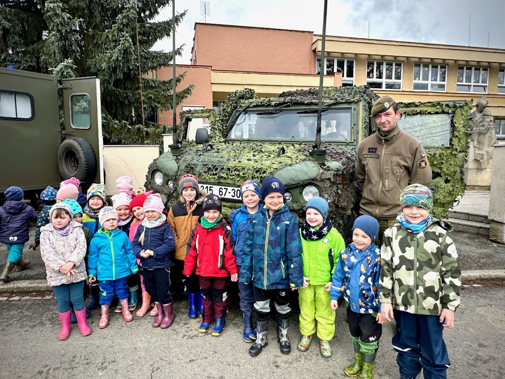 Dělostřelecký pluk přivezl dětem na ukázku vojenskou sanitku, osobní vozidlo HILUX či upravené meteorologické Iveco.