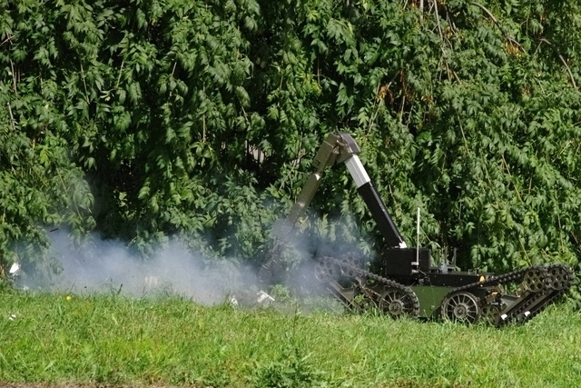 Pyrotechnická jednotka připravila ukázku detekce a zneškodnění výbušného zařízení. To probíhalo za pomoci robota, který na nebezpečný balíček umístil nálož a zneškodnil ji. 