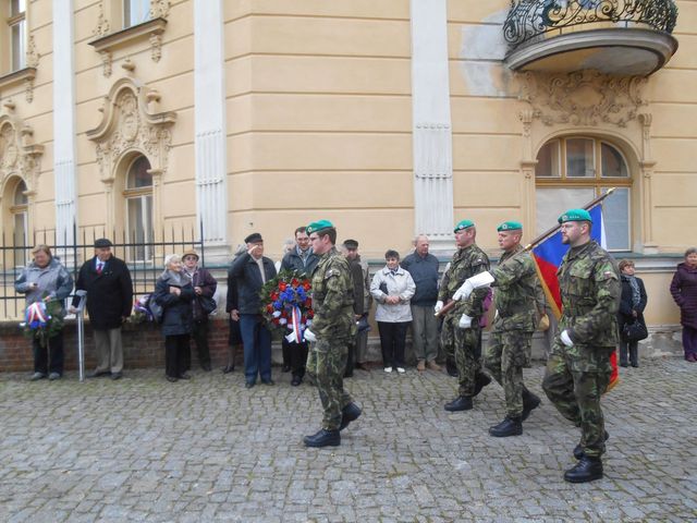 Vojáci 151. ženijní prapor se přesunují k památníku válečných veteránů v Bechyně