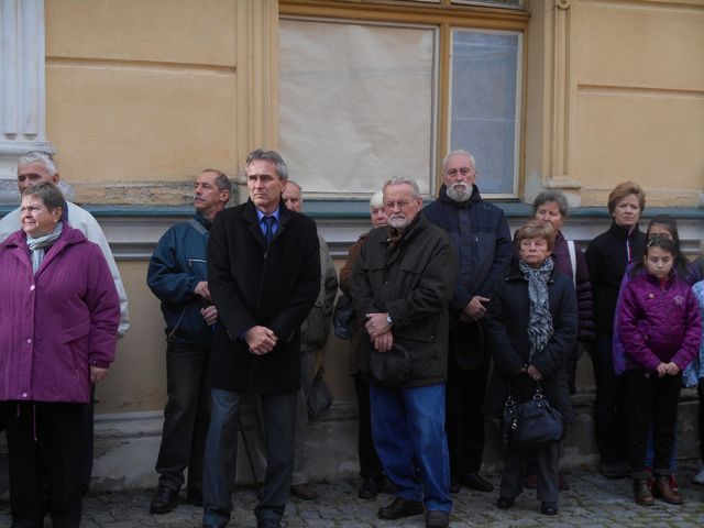 Obyvatelé Bechyně přihlíží pietnímu aktu