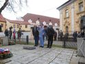 Členové Československé obce legionářské kladou věnec u památníku válečných veteránů