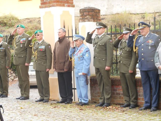 Zástupci armády a občanských sdružení na pietním aktu v Bechyni