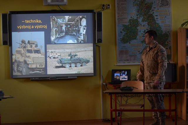 Desátník Roman Štýber při prezentaci o zahraniční operaci na území Afghánistánu