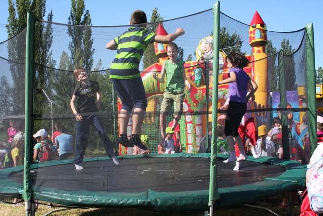 Děti na trampolínách