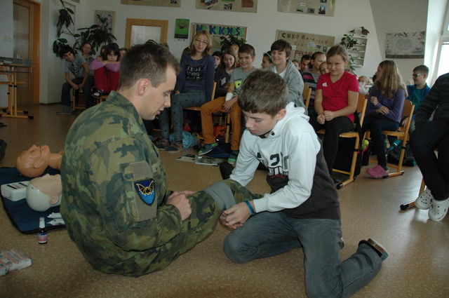 Děti si zkoušely, jak zastavit krvácení