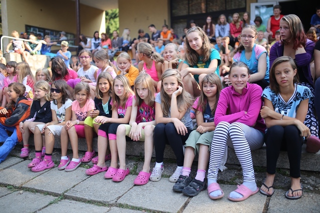 Děti z tábora v Zubří při zahájení vojenského dopoledne