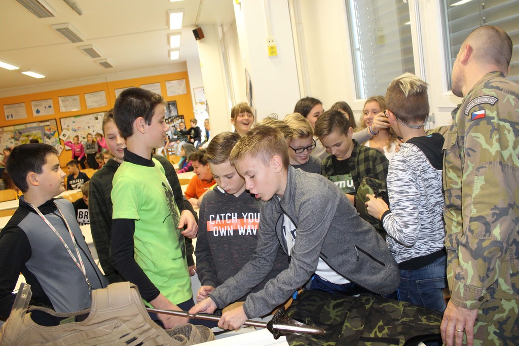 Děti zaujala i důstonická šavle, symbol slavné hranické Vojenské akademie