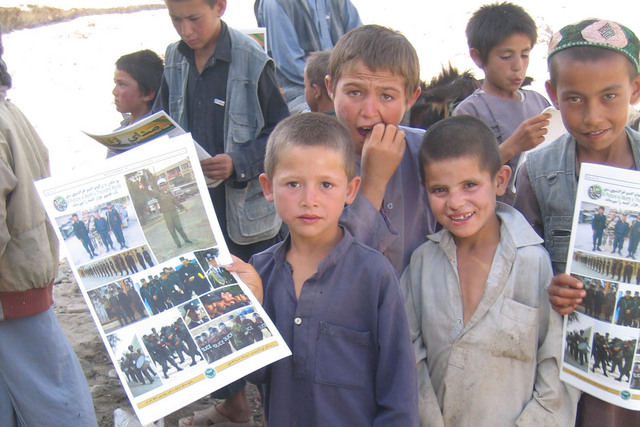 Afghánské děti s novinami vydávanými ISAF