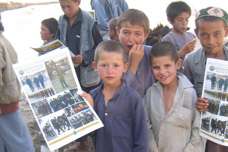 Afghánské děti s novinami vydávanými ISAF