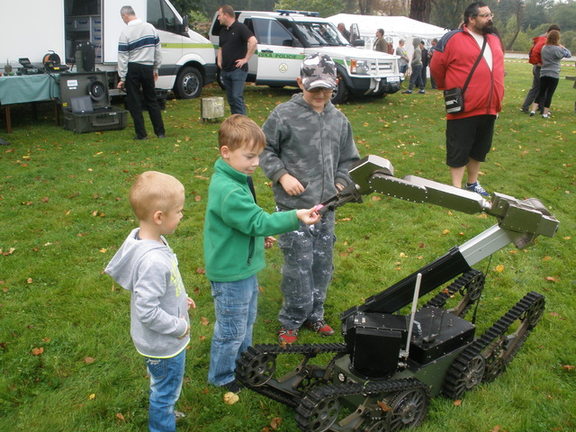 Dětské návštěvníky zaujaly i schopnosti pyrotechnického robota.
