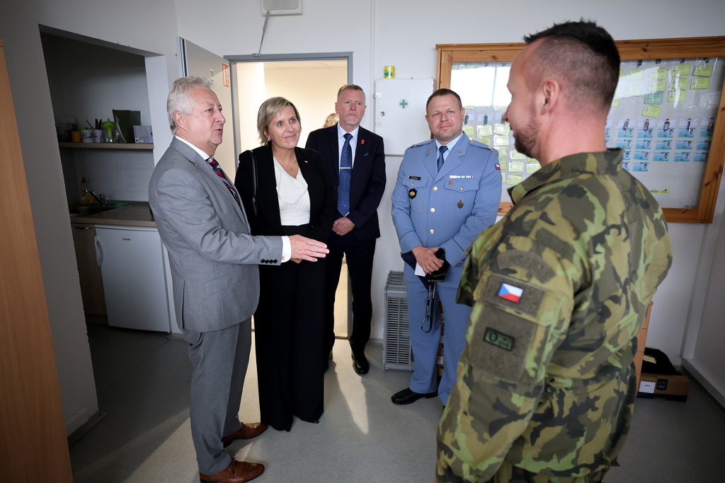 Ministr Jaromír Zůna se senátorkou Janou Mračkovou Vildumetzovou v sokolovské pobočce VSŠ a VOŠ Moravská Třebová 