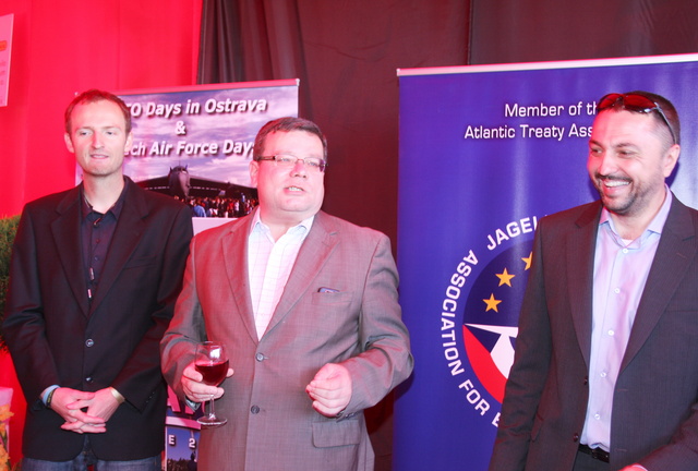 Ministr obrany se Zbyňkem Pavlačíkem (vpravo) vzpomínají na první akci Dny NATO