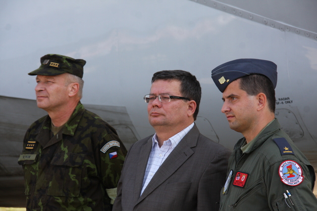 Náčelník Generálního štábu, ministr obrany a major Vojáček, pilot letounu E-3 Sentry systému AWACS