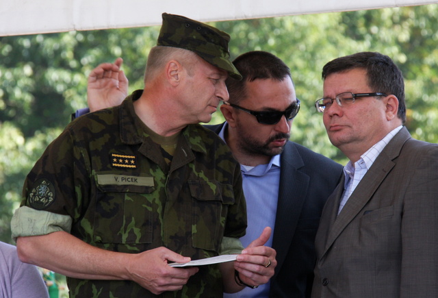 Armádní generál Vlastimil Picek, Zbyněk Pavlačík a Alexandr Vondra konzultují detaily návštěvy reprezentantů jednotlivých letectev