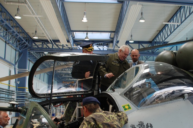 Do kapiny pilota nakonec vrchní velitel ozbrojených sil neusedl...