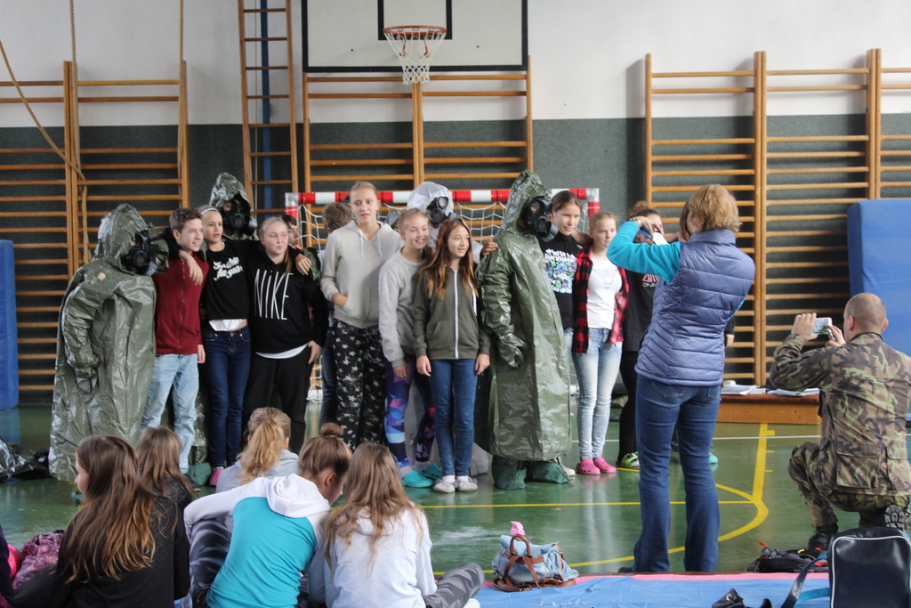 Do oblékání ochranných protichemických oděvů se zapojila celá třída