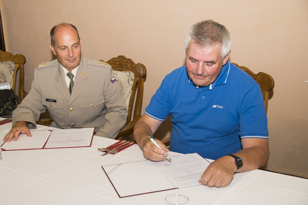 Z podpisu první realizační dohody mezi KVV Pardubice a OK Lokomotiva Pardubice 