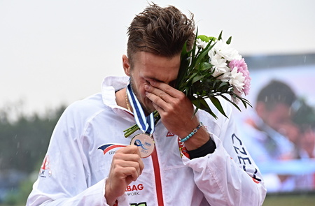 Dojatý  Martin Fuksa se stříbrnou medailí