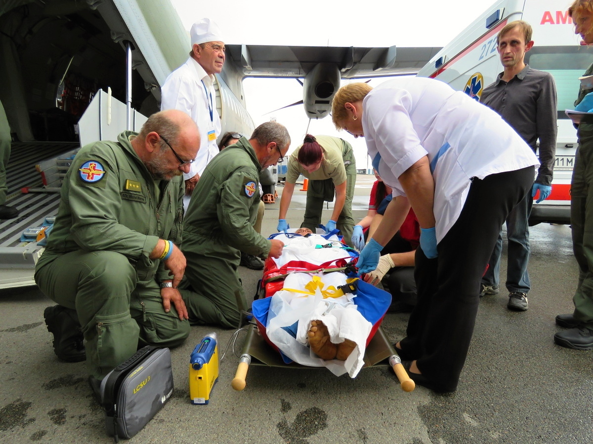 Doktor Mareček přebírá pacienty na letišti v Ukrajině