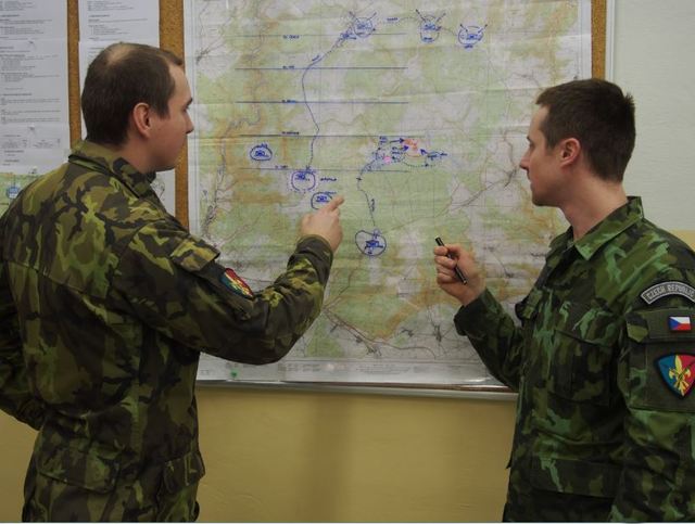 Doladění posledních informací mezi velitelem roty a řídícím cvičení