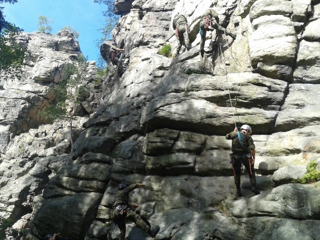 Pomoc unavenému lezci pomocí jednoduché kladky