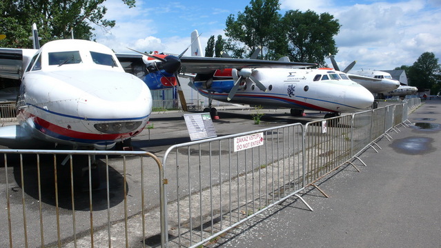 Dopravní letoun An-24 v pozadi