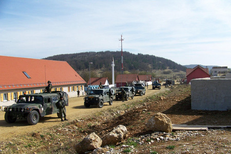 Cvičení Thorny Valley pokračuje. Simuluje se napadení patroly i jednání s afghánskými autoritami