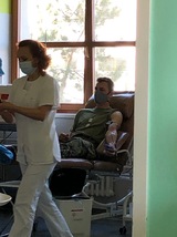 Dostatečné zásoby krve pro pacienty s různými krevními skupinami je třeba pravidelně doplňovat.