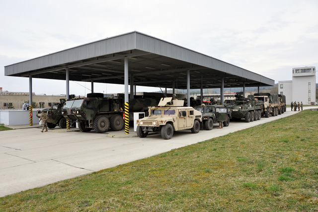 Dotankování amerického konvoje vy vyškovských kasárnách