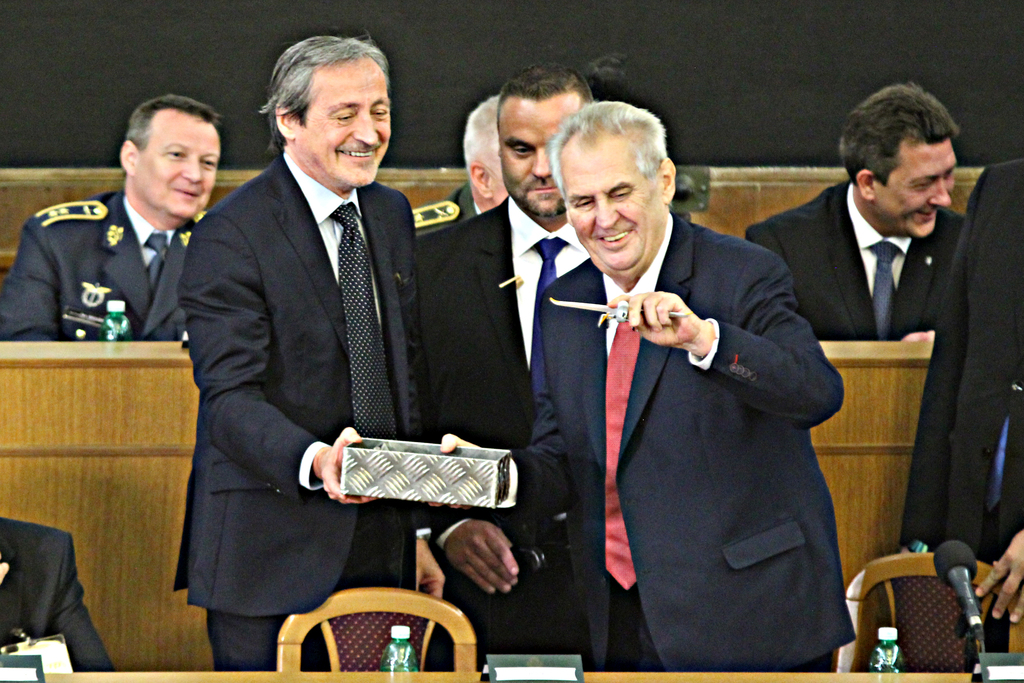 Ministr obrany Martin Stropnický předává prezidentu republiky Miloši Zemanovi osobní dárek - model bezpilotního prostředku VTÚ, s.p.