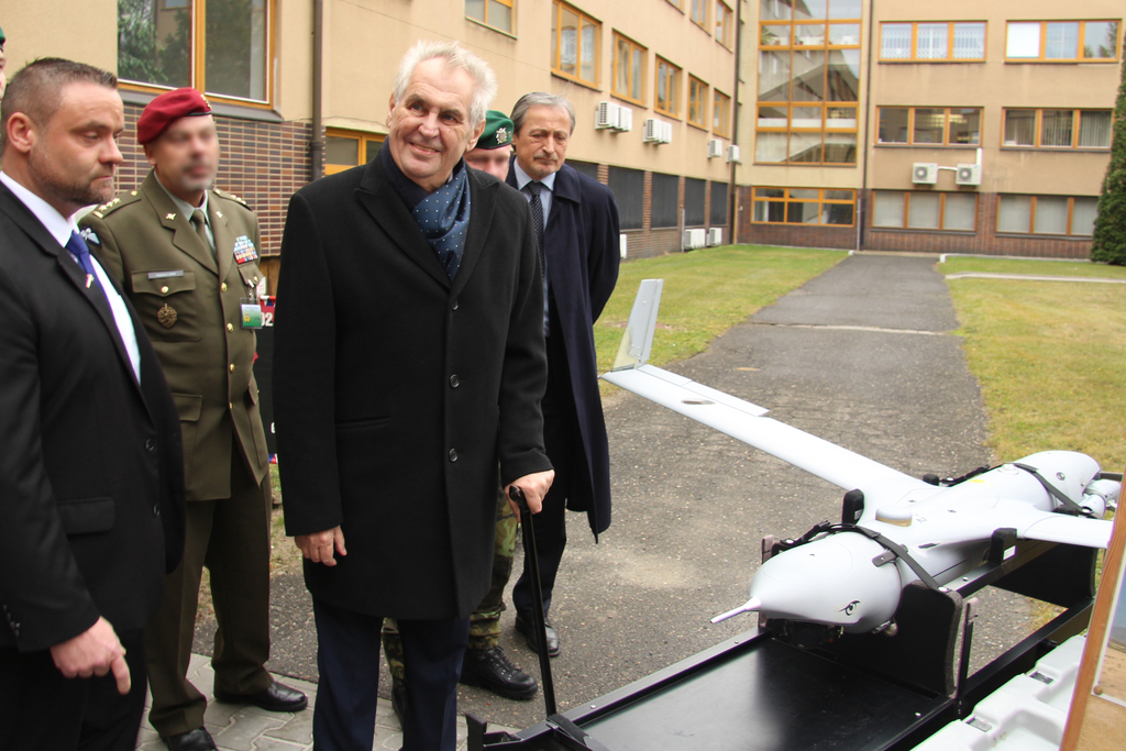 Před budovou ministerstva obrany se prezident Miloš Zeman mohl seznámit s bezpilotními leteckými prostředky armády 