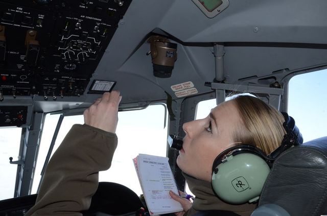 Druhý pilot kapitánka Pavlína Engelová při pilotování letounu CASA