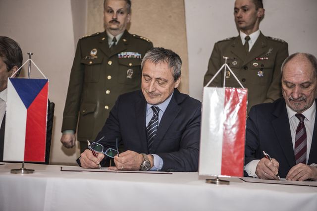 Ministr Stropnický během podpisu deklarace