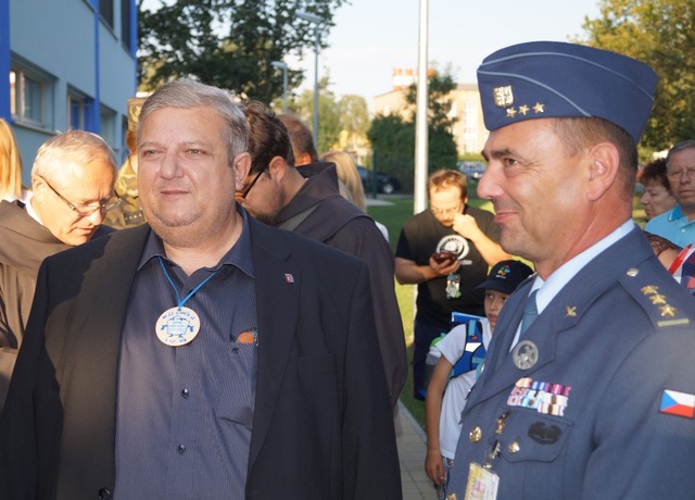 Starosta MČ Praha-Kbely Pavel Žďárský (vlevo) a zástupce 24. základny dopravního letectva plukovník Martin Bojkovský 