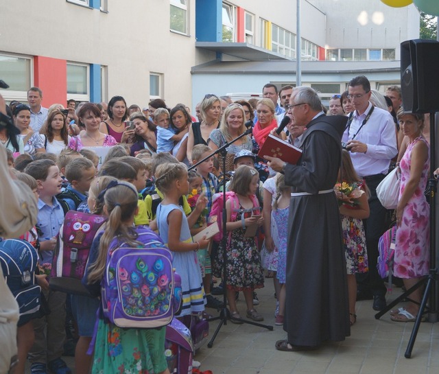 Všem žákům i učitelům požehnal P. Jan Maria Vianney Dohnal